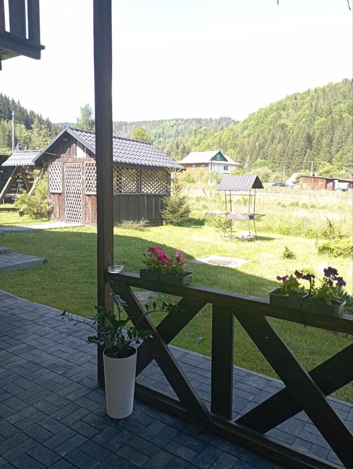 Gasthaus U Anastasii I Sofii Bilya Richki Mykulytschyn Exterior foto